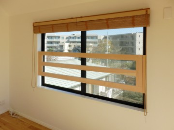 吹き抜け天井に木の梁で作ったオリジナル照明